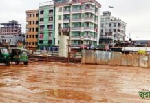 জুরাইন নতুন রাস্তায় গর্ত সৃষ্টি হয়ে মৃত্যুফাঁদ